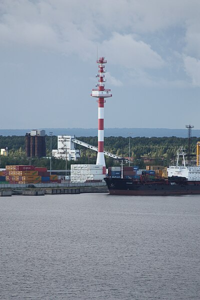 File:Kronstadt from east to west with a Cruiseship 0158.JPG