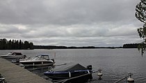 Kuttajärven rantaa Syvänniemen venelaiturilta nähtynä.