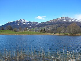 Vue depuis le lac de Lod : la commune de Torgnon s'étendant jusqu'au col Fenêtre du Tsan, et dominée par le pic d'Aver (gauche) et l'antécime du mont Méabé (droite). À gauche du pic d'Aver, on entrevoit la cime Longuède.