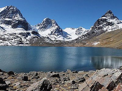 A view of Ch'iyar Quta, the base camp and the group southeast of the main peak of Kunturiri showing Jist'ana in the background. LagunaChiarKhota2013.jpg