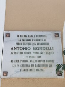 Lapide in pietra indicante la casa in cui visse il carabiniere Antonio Mondelli morto in Jugoslavia durante la seconda guerra mondiale il 10 aprile 1941, posta al suo ingresso. La lapide indica pure che all'interno dell'abitazione i suoi parenti custodiscono la medaglia in argento per gli atti eroici del carabiniere morto in guerra e che gli è stata dedicata la piazza antistante e la caserma dei carabinieri presente attualmente in villa Matarazzo.