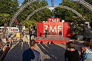 Bilder vom Zelt Musik Festival 2023 in Freiburg im BreisgauDer Jongleur Laurin mit Jakob 13.07.2023