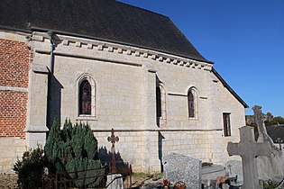 Le chœur en pierre calcaire blanche.