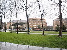 Photograph of the main park in Lugones, with the bandstand in the background. Lugones (Siero) 01.jpg