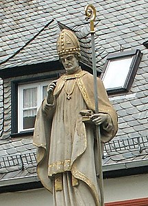 Lullus statue hersfeld (cropped).jpg