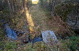 Lundbäcken där den korsar den norra vägen till det nedlagda nybygget Svartsjö.