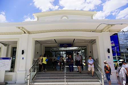 ไฟล์:MRT_Wat_Mangkon_train_station_(Entrance_1).jpg
