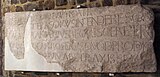 Karolingisch sarcofaagdeksel met inscriptie, oostcrypte