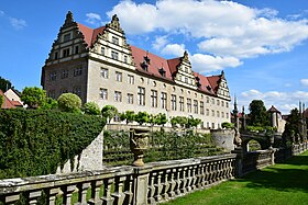 53. Platz: MSeses mit Schloss Weikersheim in Weikersheim im Main-Tauber-Kreis, Deutschland. Gartenfassade des Schlosses mit westlicher Zwergengalerie.