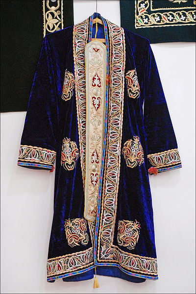 File:Manteau brodé de cérémonie (Boukhara, Ouzbékistan) (5676363385).jpg