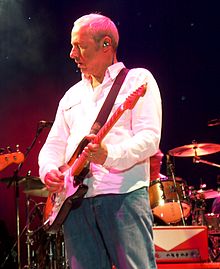 Knopfler durante un'esibizione dal vivo nel 2006