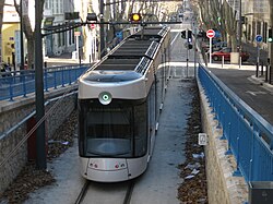 Vagonaro elveturanta el tunelo de Noailles