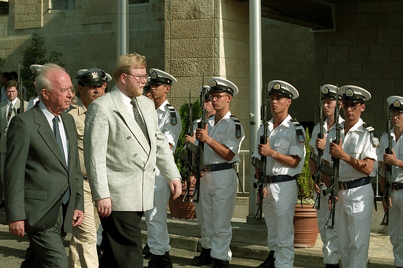 File:Mart Laar welcomed by Yitzhak Rabin and guard of honour in Israel (1993) (318 marc nli 004035952).jpeg