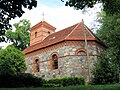 KW 4: Die Dorfkirche Massow ist ein denkmalgeschütztes Kirchengebäude in Massow, einer Gemeinde im Landkreis Mecklenburgische Seenplatte. Das Gebäude wurde 1842 im neuromanischen Stil aus Feld- und Backsteinen errichtet. Die Taufe aus Sandstein aus dem 16. Jahrhundert ist mit neutestamentlichen Reliefszenen und Bildnissen Luthers und Melanchthons, sowie zwei Wappen derer von Grambow-Priegnitz und von der Lühe verziert. Weiterlesen