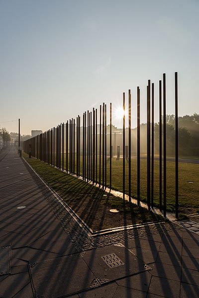 File:Mauergedenkstätte Berlin Bernauer Straße, 170514, ako.jpg