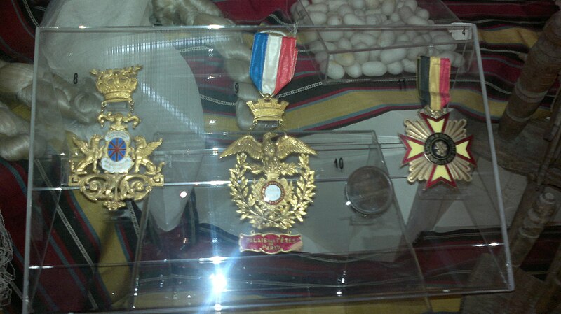 File:Medals of international exibitions for Azerbaijani silk materials.jpg