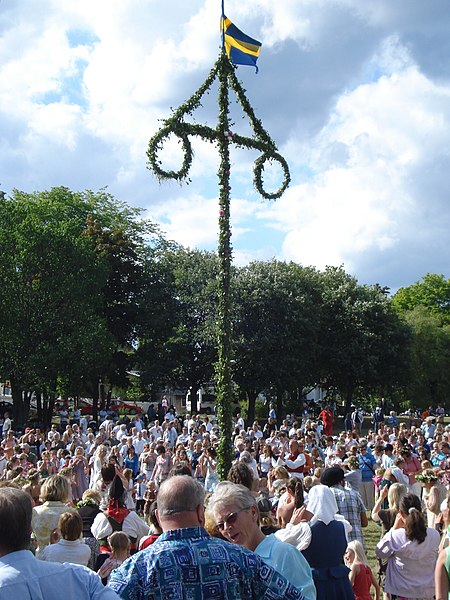 File:Midsommar i Vaxholm.jpg