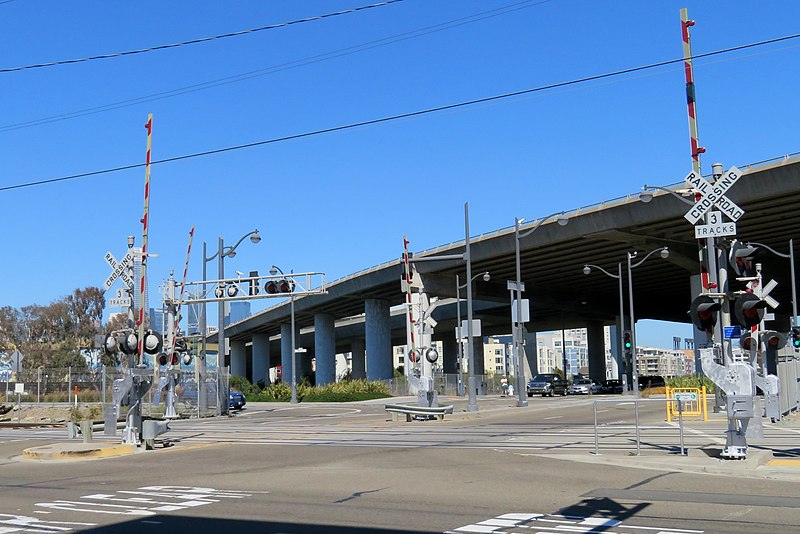 File:Mission Bay Drive grade crossing, September 2018.JPG