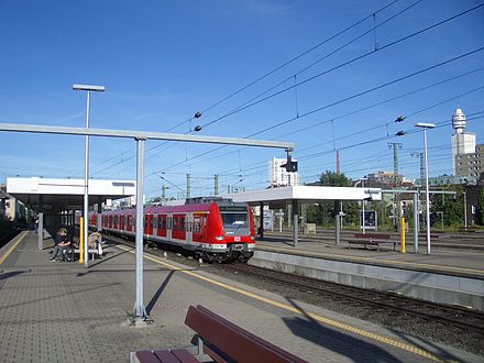 The Rhine-Main S-Bahn uses the two northern platforms, regional and mainline services use the three southern platforms. Mk Frankfurt Sudbahnhof-2.jpg