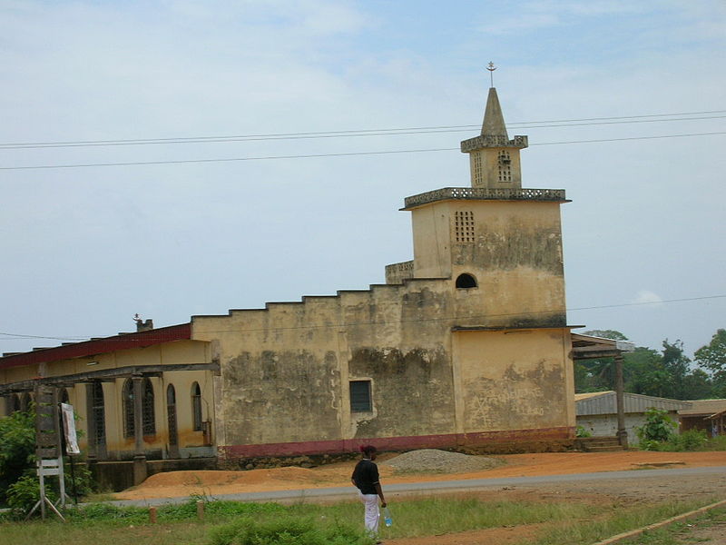 File:Mosquée Bafia.jpg