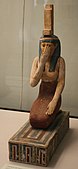 Figruină a lui Isis; din timpul Dinastiei Ptolemeice; înălțime: 40,5 cm; Roemer- und Pelizaeus-Museum Hildesheim (Hildesheim, Germania)