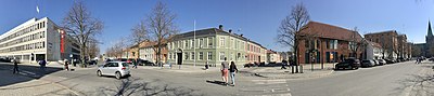 Museet (til venstre i bildet) ligger i Munkegata, like ved Fylkeshuset på den andre sida av Erling Skakkes gate (til høyre), Trondheim rådhus og Nidarosdomen (lengst til venstre). Foto: Fordreid panorama 2019