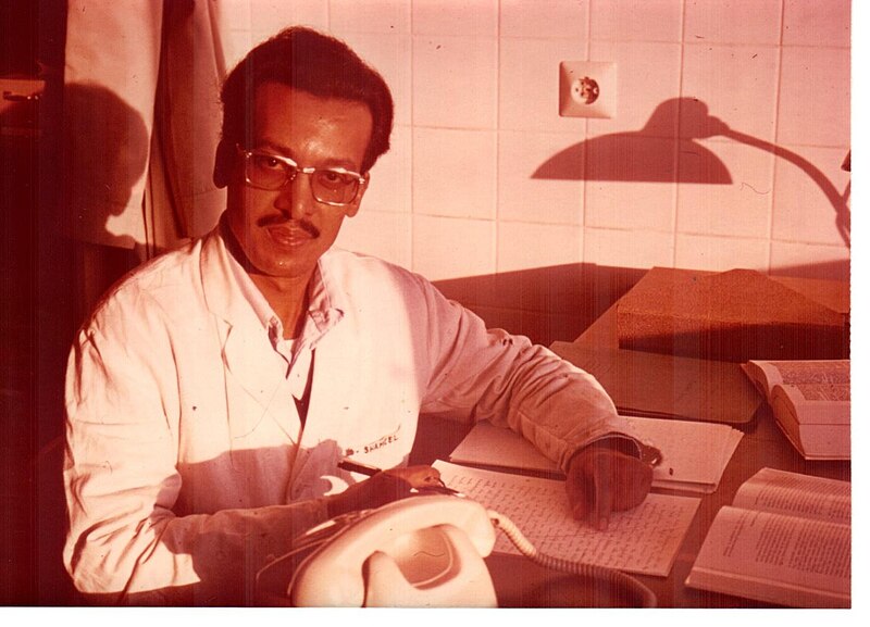 File:Mustafa Shameel in his lab at Christian Albert Universität in Kiel, Germany during his PhD in 1970.jpg