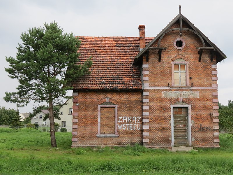 File:Nędza, budynek dworca GKW, widok od pd..JPG