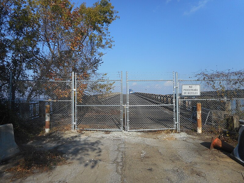 File:NB Old US 15-301 Bridge; No Pedestrians or Bikes.jpg