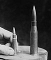 Comparaison entre une munition du fusil britannique précédent, de calibre .303, et celle du Mauser M1918.