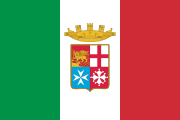 イタリア海軍の軍艦旗。国旗にかつてイタリア半島に存在した四つの海洋共和国（ヴェネツィア共和国、ジェノヴァ共和国、アマルフィ共和国およびピサ共和国）の紋章を配している。
