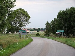 Köyün içinden geçen yol