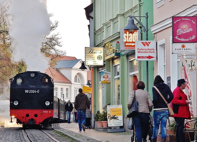 File:Nostalgische Dampfeisenbahn Molli zwischen Kühlungsborn und Bad Doberan vor der Fahrschule Wunderlich - panoramio.jpg