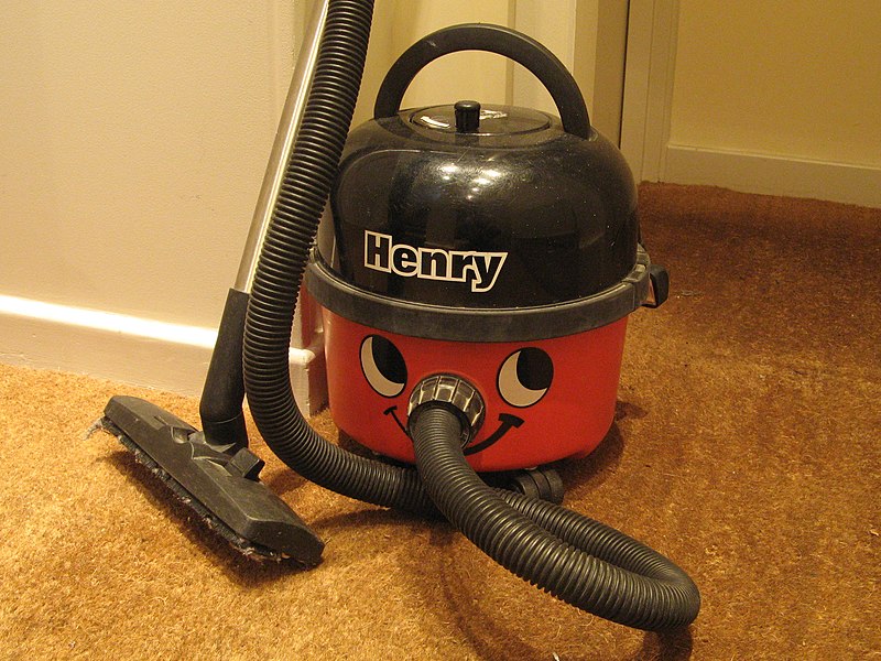 https://upload.wikimedia.org/wikipedia/commons/thumb/7/7a/Numatic_Henry_vacuum_cleaner_%283308986870%29_%28cropped%29.jpg/800px-Numatic_Henry_vacuum_cleaner_%283308986870%29_%28cropped%29.jpg