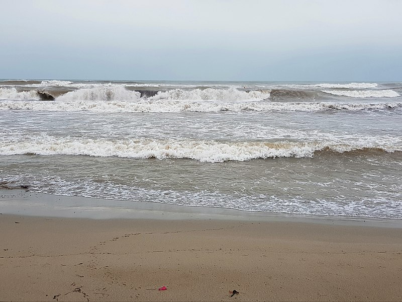 File:Onades a la platja de l'Arenal després de la tempesta del dia 21, Xàbia.jpg