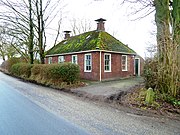 Oud huisje naast de kerk