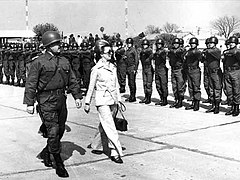 Isabel Peron passant en revue les troupes militaires durant l'Opération Indépendance, province de Tucumán, 1975.
