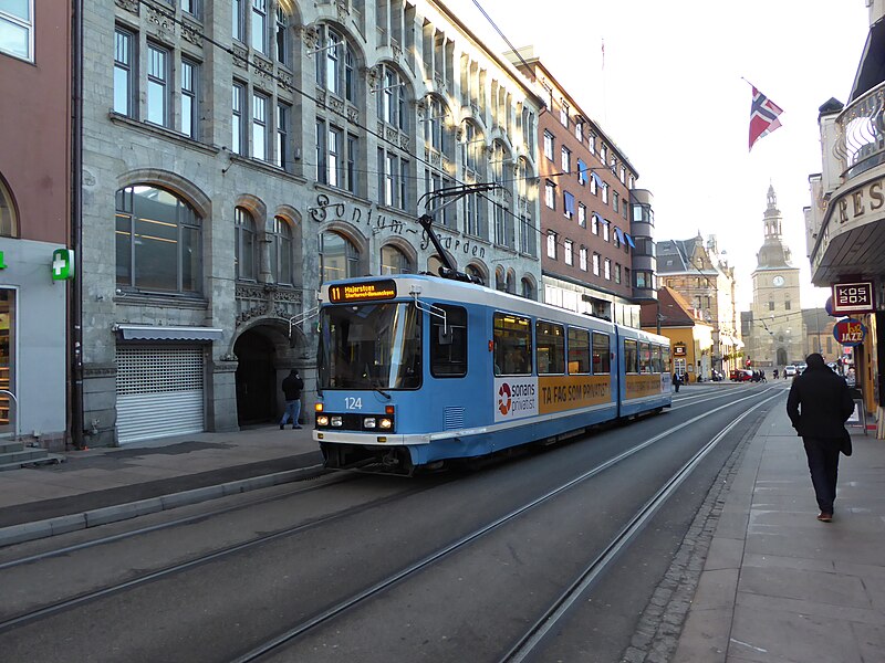 File:Oslo tram line 11 on Grensen.JPG