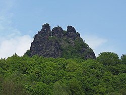 Celkový pohled na vrchol Vrabince, kde stával středověký hrad