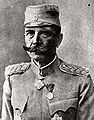General serbi amb la gorra šajkača d'oficial