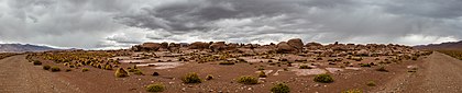 Vista panorâmica (de aproximadamente 200 graus) de uma paisagem perto da mina de cobre de Collahuasi, norte do Chile (definição 13 143 × 2 648)