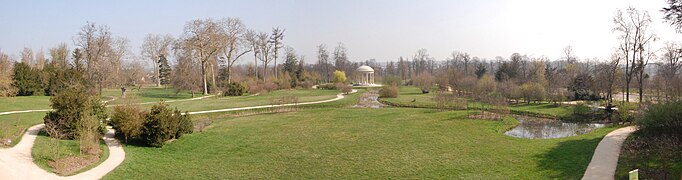 Panoramisch zicht op de Engelse tuin met de tempel op de achtergrond