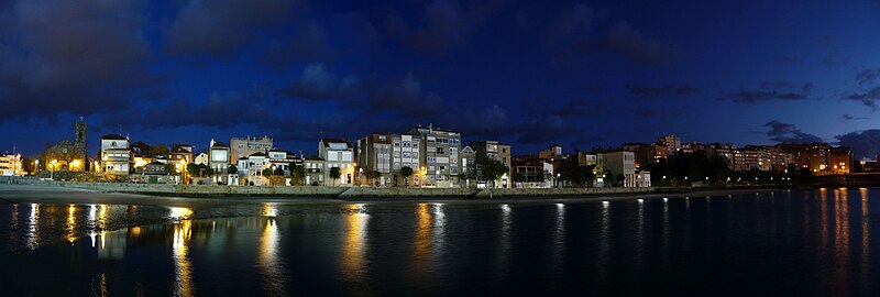 Fotografía panorámica nocturna de Bouzas, Vigo.