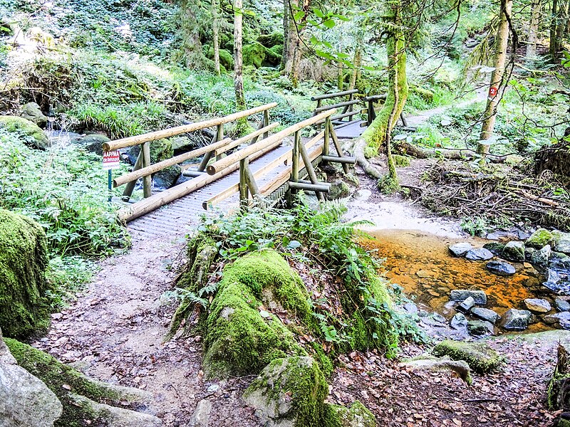 File:Passerelle sur le Barba au Trou de l'Enfer.jpg