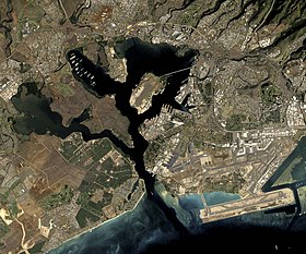 Снимок со спутника; справа внизу виден международный аэропорт Гонолулу