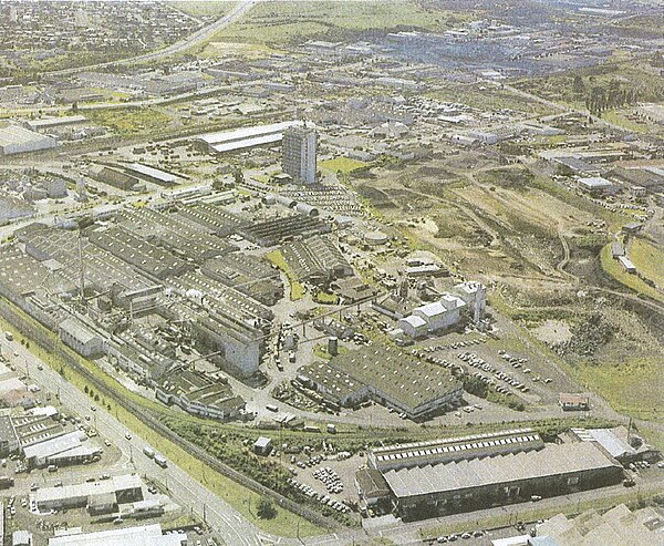 The New Zealand Forest Products headquarters and factory in 1982. Note the same skyscraper in the upper right.