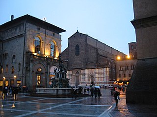 Al fondo, la fachada de la iglesia; en primer plano, la fuente de Neptuno