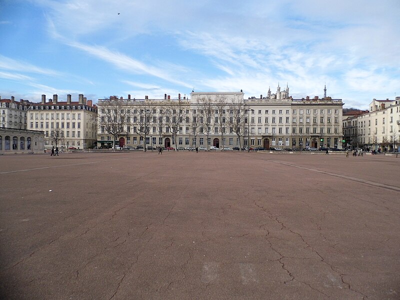 File:Place Bellecour Lyon (1).JPG