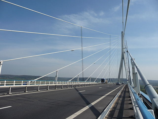 Les [haubans] du Pont de Normandie.