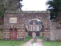 La porte d'entrée du château de la Rivière.